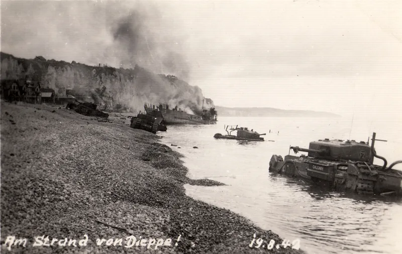 Epaves de chars canadiens sur la plage de Dieppe au lendemain de l’échec du raid.