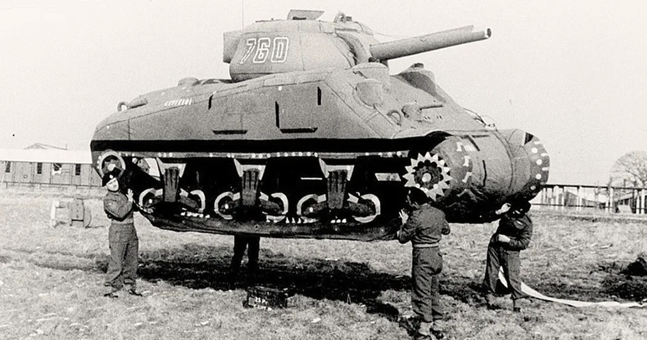 Char gonflable mis au point par les Alliés dans le cadre de l’Opération Fortitude.