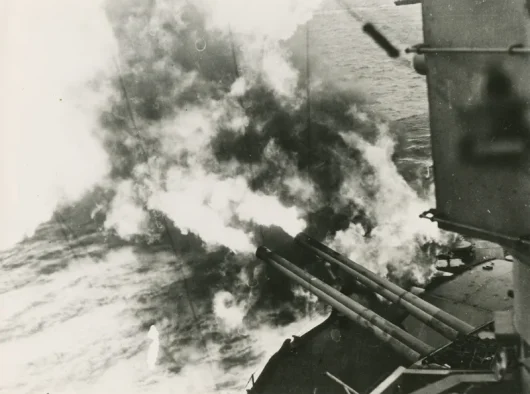 Le 6 juin 1944. Les canons de l'USS Nevada ouvrent le feu sur les côtes normandes.