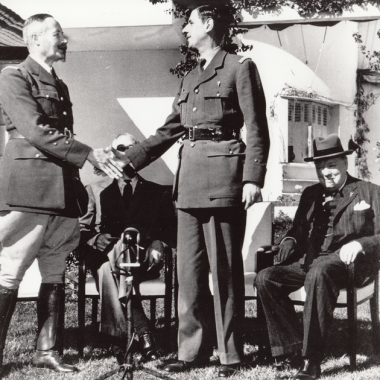 Pendant longtemps Giraud sera le protégé des Américains à la défaveur de De Gaulle. Sous l'oeil de Roosevelt et de Churchill, les deux généraux rivaux se serrent la main lors de la conférence de Casablanca
