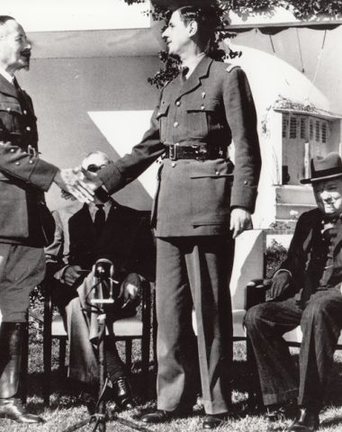 Pendant longtemps Giraud sera le protégé des Américains à la défaveur de De Gaulle. Sous l'oeil de Roosevelt et de Churchill, les deux généraux rivaux se serrent la main lors de la conférence de Casablanca