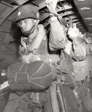 Parachutistes américains s’apprêtant à sauter du Douglas C-47 qui les transporte.
