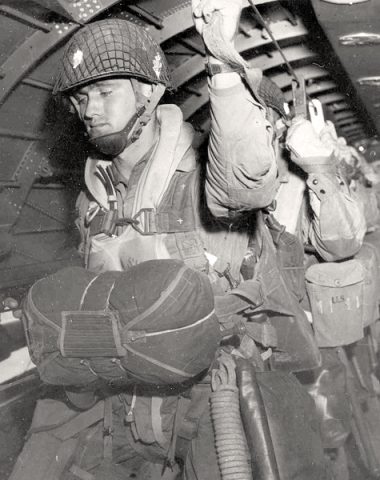 Parachutistes américains s’apprêtant à sauter du Douglas C-47 qui les transporte.