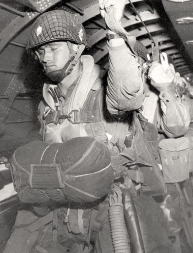 Parachutistes américains s’apprêtant à sauter du Douglas C-47 qui les transporte.