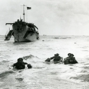 Dans l'eau jusqu'à la taille, des soldats britanniques progressent vers la plage de Gold Beach.