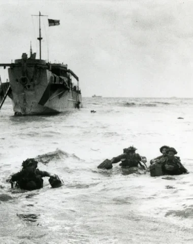 Dans l'eau jusqu'à la taille, des soldats britanniques progressent vers la plage de Gold Beach.