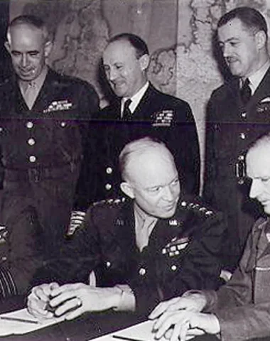 Créé en décembre 1943 le SHAEF est l’état-major interallié chargé de la préparation puis de la conduite de l’opération Overlord. Son commandant suprême est le général Eisenhower depuis janvier 1944.
