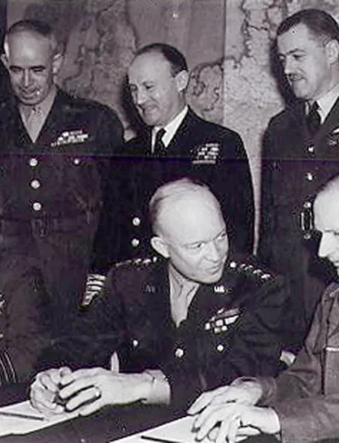 Créé en décembre 1943 le SHAEF est l’état-major interallié chargé de la préparation puis de la conduite de l’opération Overlord. Son commandant suprême est le général Eisenhower depuis janvier 1944.