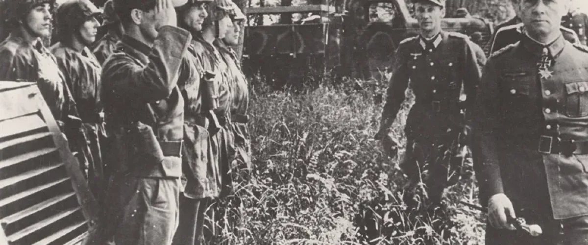 Le maréchal Rommel inspecte la 21e Panzerdivision allemande sur le front de l'Atlantique.