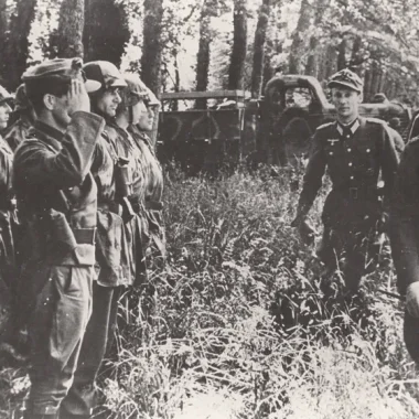 Le maréchal Rommel inspecte la 21e Panzerdivision allemande sur le front de l'Atlantique.