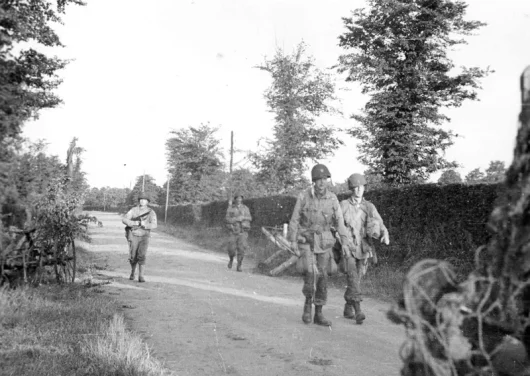 Quatre membres de la 82e Airborne entrent dans Sainte-Mère-Eglise, 6 juin 1944