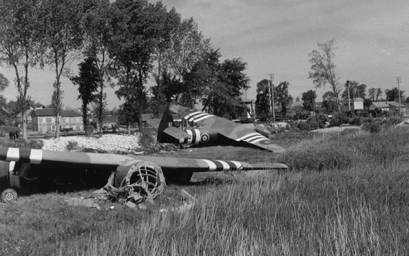 Vestiges des planeurs du major Howard – le sien est au second plan- à quelques mètres du pont de Bénouville.