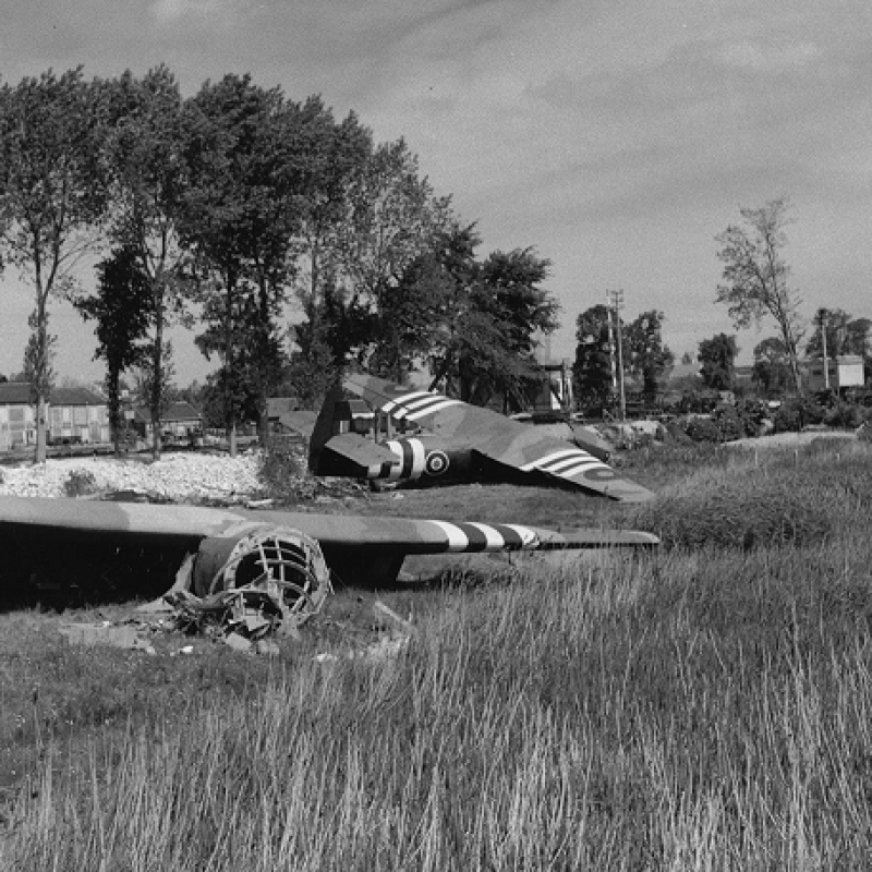 Vestiges des planeurs du major Howard – le sien est au second plan- à quelques mètres du pont de Bénouville.