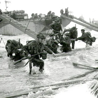 Le 48e Royal Marine Commando débarque sur la plage de Saint-Aubin-sur-mer, secteur « Nan Red », 6 juin 1944