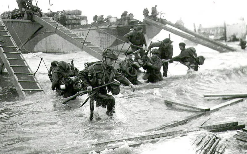 Le 48e Royal Marine Commando débarque sur la plage de Saint-Aubin-sur-mer, secteur « Nan Red », 6 juin 1944