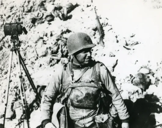 Le lieutenant colonel James Earl Rudder à la Pointe du Hoc le 7 juin 1944.
