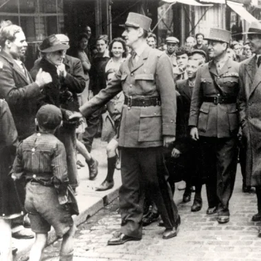 14 juin 1944, acclamé par la foule, le général de Gaulle dans les rues Bayeux, en compagnie du général Béthouart et de Pierre Viénot