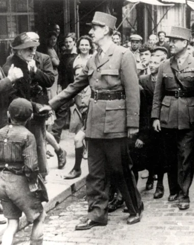 14 juin 1944, acclamé par la foule, le général de Gaulle dans les rues Bayeux, en compagnie du général Béthouart et de Pierre Viénot
