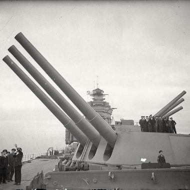 Les redoutables canons de 406mm du HMS Rodney qui pilonneront Caen durant la bataille de Normandie.