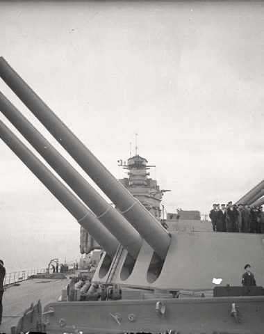 Les redoutables canons de 406mm du HMS Rodney qui pilonneront Caen durant la bataille de Normandie.