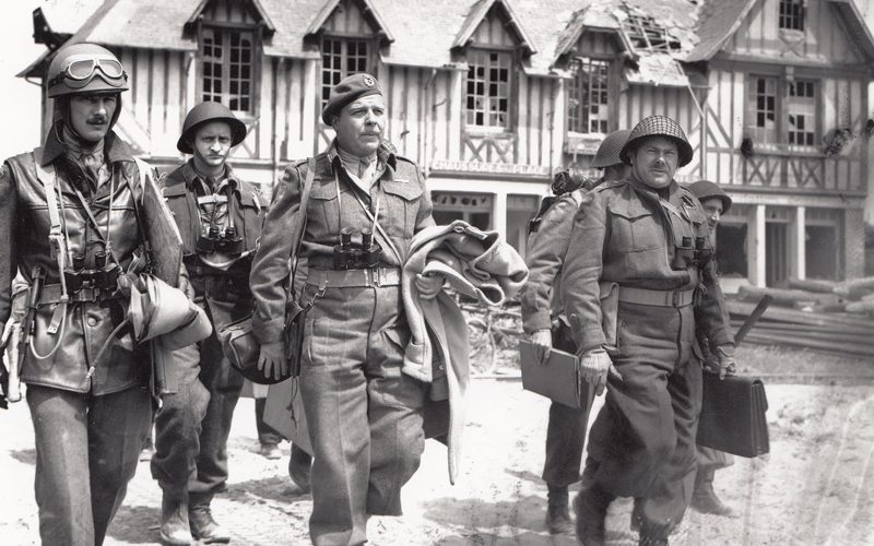 L’état major de la 3e division d'infanterie canadienne à Bernières-sur-Mer. De gauche à droite, les capitaines Turton et Seamark, le major-général Keller et le brigadier Wyman.