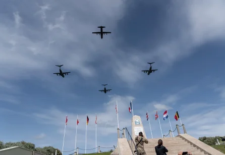 Survol pendant la cérémonie internationale au dessus du monument à Utah Beach