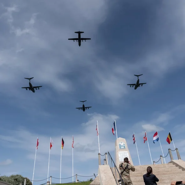 Survol pendant la cérémonie internationale au dessus du monument à Utah Beach